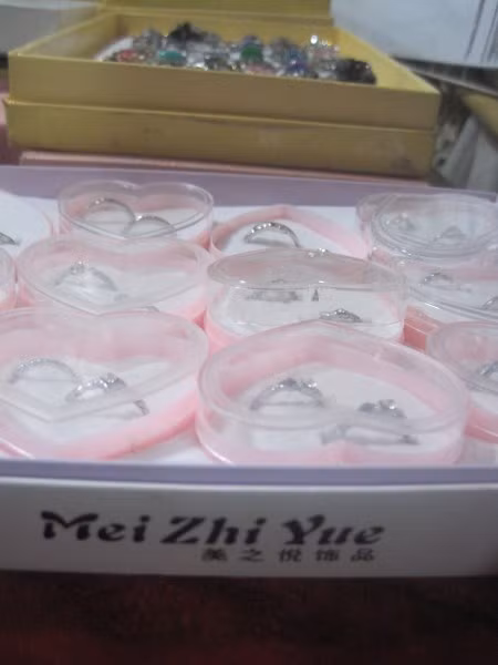 Các mặt hàng trang sức như vòng đeo tay, dây chuyền, nhẫn từ vài nghìn đến vài chục nghìn.