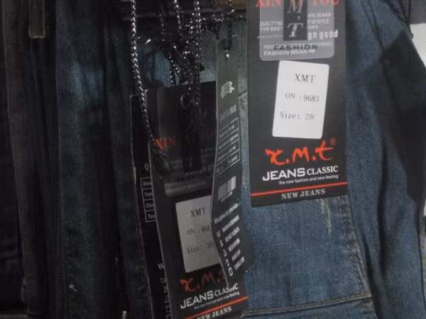 100% quần jean hay áo phông đang giảm giá tại chợ đều gắn mác Trung Quốc.