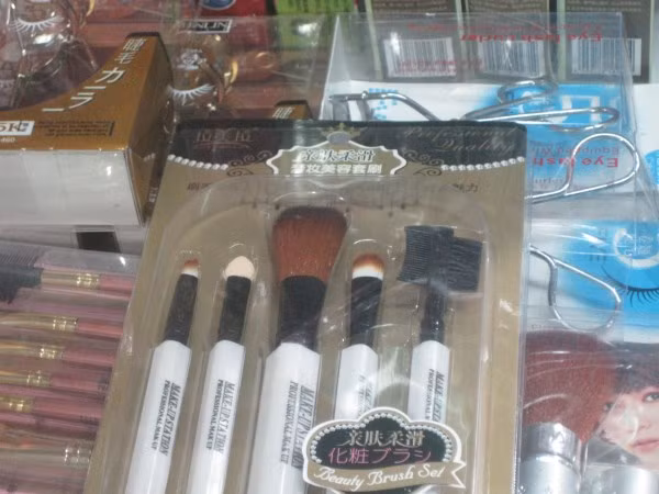 Mặt hàng được nhiều chị em quan tâm nhất là mỹ phẩm và đồ trang sức. Kem dưỡng da tay giá 10.000 - 30.000 đồng/lọ. Son môi, sáp chống nẻ, phấn mắt, chuốt mi giá rẻ đến bất ngờ, chỉ từ 20.000 - 40.000 đồng. Với giá như vậy, tất nhiên chúng đều là hàng giả, nguy cơ gây dị ứng cao.