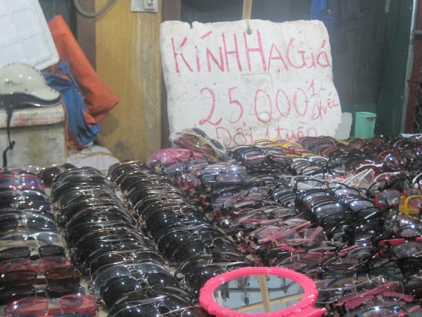 Quầy kính mắt ở đây phong phú không kém các cửa hàng kính hạng sang trong phố. Kiểu dáng có đủ từ thể thao, khỏe khoắn, đến sành điệu dân chơi. Màu sắc thì xanh, hồng, tím, nâu… đủ cả. Tất nhiên chúng đều được làm từ nhựa màu.... Quầy kính mắt ở đây phong phú không kém các cửa hàng kính hạng sang trong phố. Kiểu dáng có đủ từ thể thao, khỏe khoắn, đến sành điệu dân chơi. Màu sắc thì xanh, hồng, tím, nâu… đủ cả. Tất nhiên chúng đều được làm từ nhựa màu....