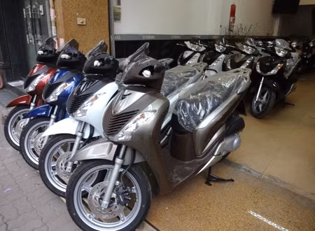 Hầu hết các loại xe ga của các hãng trên thị trường hiện nay đã giảm mạnh, có loại thấp hơn giá niêm yết của nhà sản xuất tới gần 10 triệu đồng. Ảnh: Đông Nhiên. Hầu hết các loại xe ga của các hãng trên thị trường hiện nay đã giảm mạnh, có loại thấp hơn giá niêm yết của nhà sản xuất tới gần 10 triệu đồng. Ảnh: Đông Nhiên.