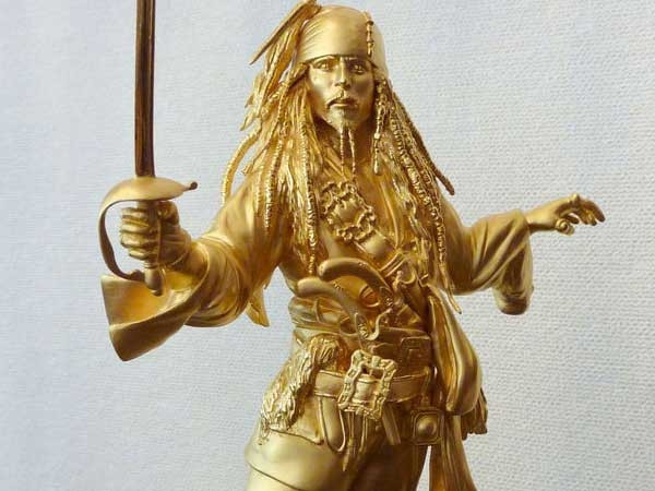 Tượng Jack Sparrow Nhân vật thuyền trưởng Jack Sparrow huyền thoại trong bộ phim “Tên cướp biển vùng Caribe” đã được mang đúc thành tượng bằng vàng 24k nguyên chất, cao 26 cm, có trọng lượng là 1.800 gram . Điều đáng nói hơn cả là trên thế giới chỉ tồn tại 3 bức tượng vàng như thế. Giá của mỗi bức tượng vào khoảng 467.000 USD. Đây quả là một món quà vô cùng ý nghĩa dành cho những người hâm mộ nhân vật nổi tiếng này. Tượng Jack Sparrow Nhân vật thuyền trưởng Jack Sparrow huyền thoại trong bộ phim “Tên cướp biển vùng Caribe” đã được mang đúc thành tượng bằng vàng 24k nguyên chất, cao 26 cm, có trọng lượng là 1.800 gram . Điều đáng nói hơn cả là trên thế giới chỉ tồn tại 3 bức tượng vàng như thế. Giá của mỗi bức tượng vào khoảng 467.000 USD. Đây quả là một món quà vô cùng ý nghĩa dành cho những người hâm mộ nhân vật nổi tiếng này.