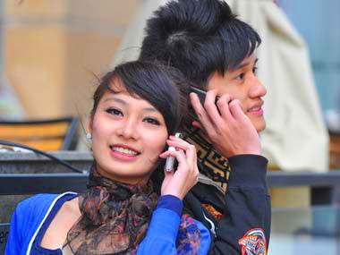 Nhiều bạn trẻ chọn sim đôi làm quà tặng cho ngày lễ tình nhân Valentine. Ảnh: Hoàng Hà Nhiều bạn trẻ chọn sim đôi làm quà tặng cho ngày lễ tình nhân Valentine. Ảnh: Hoàng Hà