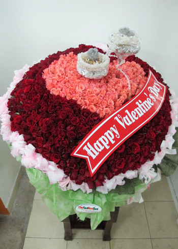 Lẵng hoa kết từ 750 bông hồng đỏ và vàng, thực hiện trong 7 tiếng đồ hồ. Ảnh: N.P. Lẵng hoa kết từ 750 bông hồng đỏ và vàng, thực hiện trong 7 tiếng đồ hồ. Ảnh: N.P.