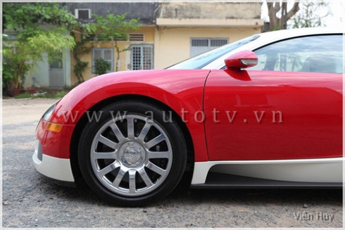 Động cơ gồm hai khối VR8, đặt lệch nhau 15 độ. Mỗi khối có 8 xi-lanh chia làm hai hàng theo kiểu chữ V với góc nghiêng 90 độ với 2 tubin tăng áp. Nhờ kết cấu độc đáo động cơ 4 hàng xi-lanh, 64 van mà chỉ cần dùng đến 4 trục cam (thông thường mỗi hàng cần sử dụng 2 trục, một cho van xả, một cho van nạp). Động cơ gồm hai khối VR8, đặt lệch nhau 15 độ. Mỗi khối có 8 xi-lanh chia làm hai hàng theo kiểu chữ V với góc nghiêng 90 độ với 2 tubin tăng áp. Nhờ kết cấu độc đáo động cơ 4 hàng xi-lanh, 64 van mà chỉ cần dùng đến 4 trục cam (thông thường mỗi hàng cần sử dụng 2 trục, một cho van xả, một cho van nạp).