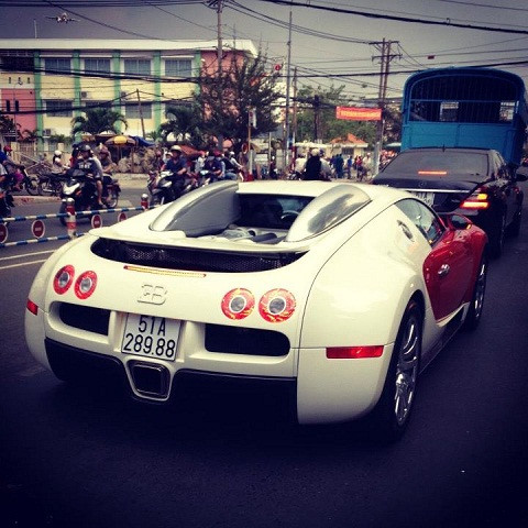 Bugatti Veyron trang bị động cơ W16, 16 xi-lanh được bố trí theo kiểu chữ W độc đáo, 64 van. Mẫu xe thể thao có khả năng đạt tốc độ trên 400 km/h, tăng tốc từ 0 lên 100 km/h trong 2,2 giây là nhờ có được công suất 1.001 mã lực, mô-men xoắn 1.250 Nm từ khối động cơ 16 xi-lanh chiều dài 710 mm, trọng lượng 400 kg, không lớn hơn loại V12 truyền thống. Động cơ gồm hai khối VR8, đặt lệch nhau 15 độ. Mỗi khối có 8 xi-lanh chia làm hai hàng theo kiểu chữ V với góc nghiêng 90 độ với 2 tubin tăng áp. Nhờ kết cấu độc đáo động cơ 4 hàng xi-lanh, 64 van mà chỉ cần dùng đến 4 trục cam (thông thường mỗi hàng cần sử dụng 2 trục, một cho van xả, một cho van nạp). Nổi bật trên đường phố Sài Gòn với 2 màu trắng-đỏ Bugatti Veyron trang bị động cơ W16, 16 xi-lanh được bố trí theo kiểu chữ W độc đáo, 64 van. Mẫu xe thể thao có khả năng đạt tốc độ trên 400 km/h, tăng tốc từ 0 lên 100 km/h trong 2,2 giây là nhờ có được công suất 1.001 mã lực, mô-men xoắn 1.250 Nm từ khối động cơ 16 xi-lanh chiều dài 710 mm, trọng lượng 400 kg, không lớn hơn loại V12 truyền thống. Động cơ gồm hai khối VR8, đặt lệch nhau 15 độ. Mỗi khối có 8 xi-lanh chia làm hai hàng theo kiểu chữ V với góc nghiêng 90 độ với 2 tubin tăng áp. Nhờ kết cấu độc đáo động cơ 4 hàng xi-lanh, 64 van mà chỉ cần dùng đến 4 trục cam (thông thường mỗi hàng cần sử dụng 2 trục, một cho van xả, một cho van nạp). Nổi bật trên đường phố Sài Gòn với 2 màu trắng-đỏ