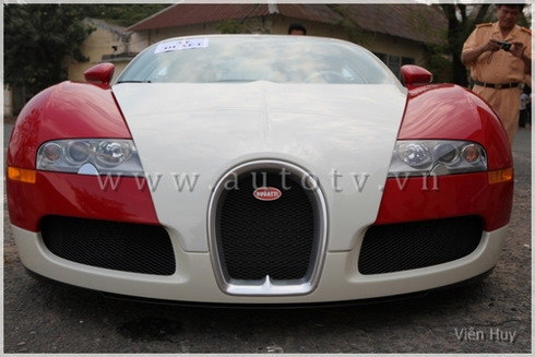 Bugatti Veyron trang bị động cơ W16, 16 xi-lanh được bố trí theo kiểu chữ W độc đáo, 64 van. Bugatti Veyron trang bị động cơ W16, 16 xi-lanh được bố trí theo kiểu chữ W độc đáo, 64 van.