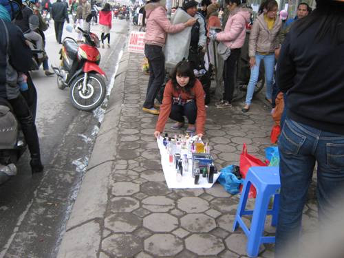Nước hoa “xách tay” được bày bán ngay trên vỉa hè đường Xuân Thủy và chợ Xanh (Cầu Giấy, Hà Nội).