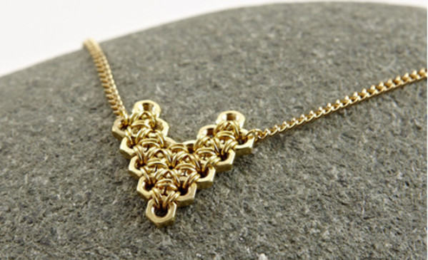 Tận dụng những bu lông thông dụng hàng ngày, bàn tay khéo léo của các chàng đã biến chúng thành những chiếc vòng cổ, khuyên tai, vòng tay hình trái tim lung linh tặng các nàng (Theo Kênh 14) Tận dụng những bu lông thông dụng hàng ngày, bàn tay khéo léo của các chàng đã biến chúng thành những chiếc vòng cổ, khuyên tai, vòng tay hình trái tim lung linh tặng các nàng (Theo Kênh 14)