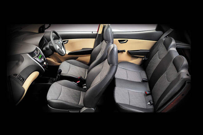 Ngoài ra xe chỉ được trang bị nội thất bọc nỉ, gương chiếu hậu chỉnh tay, điều hòa cơ và kính sau quay tay.