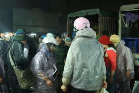 Những lái buôn tập trung chờ lấy hàng tại chợ cá Yên Sở.