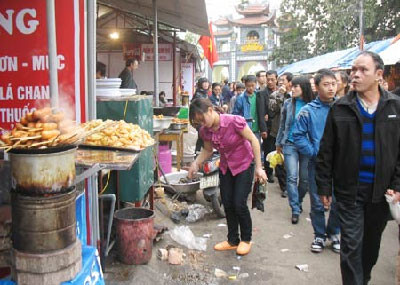 Đến lễ hội nào cũng thấy đồ ăn thức uống bày bán la liệt. Bún, phở, xúc xích nướng, trứng vịt lộn, bắp rang bơ, hoa quả dầm, bánh mỳ pa-tê... nhiều khi được bày bán ngay cạnh đường đi với đầy rác rưởi, bụi bặm. Ảnh minh họa. Đến lễ hội nào cũng thấy đồ ăn thức uống bày bán la liệt. Bún, phở, xúc xích nướng, trứng vịt lộn, bắp rang bơ, hoa quả dầm, bánh mỳ pa-tê... nhiều khi được bày bán ngay cạnh đường đi với đầy rác rưởi, bụi bặm. Ảnh minh họa.