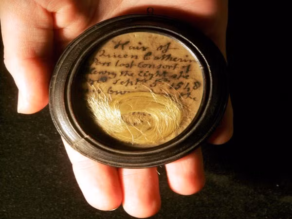 Một lọn tóc nổi tiếng khác là của Catherine Parr, người vợ cuối cùng của Vua Henry VIII, được bán với giá 2.160 bảng Anh năm 2008.