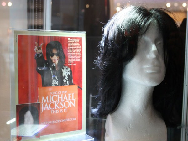 Bộ tóc giả mà Vua nhạc Pop Michael Jackson từng đội. Năm 2011, nó có giá 72.000 USD. Bộ tóc giả mà Vua nhạc Pop Michael Jackson từng đội. Năm 2011, nó có giá 72.000 USD.