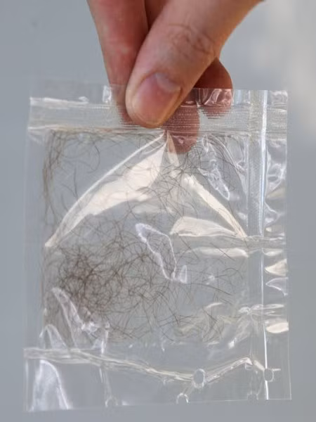 Tóc của tổng thống Kenedy. Tóc này được người thợ cắt tóc Harry Gelbart bán năm 2010 với giá 3.000 USD.