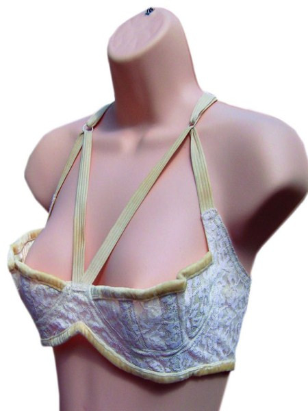 Chiếc áo lót của nữ minh tinh Marilyn Monre được bán với giá 3.200 USD năm 2009. Chiếc áo này mang phong cách của những năm 50. Chiếc áo lót của nữ minh tinh Marilyn Monre được bán với giá 3.200 USD năm 2009. Chiếc áo này mang phong cách của những năm 50.