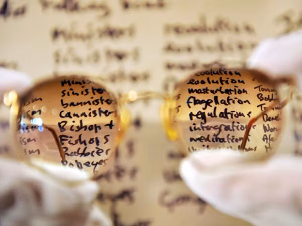 Cặp kính râm mạ vàng của huyền thoại Beatles, John Lennon có giá lên đến 1 triệu bảng năm 2007.