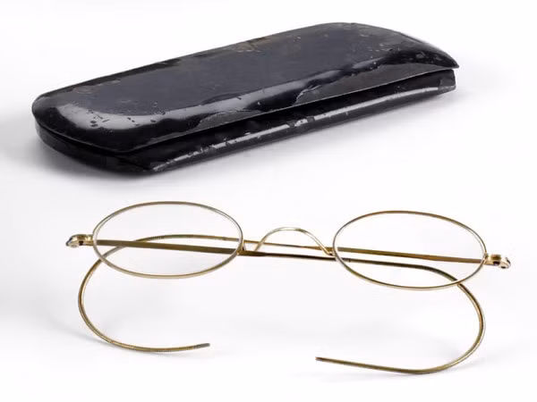 Những đồ dùng cá nhân của lãnh tụ Mahatma Gandhi, bao gồm của cặp kính của ông từng được mang ra đấu giá tại New Yorrk. Nhưng nó vấp phải sự phản đối kịch liệt ở Ấn Độ.