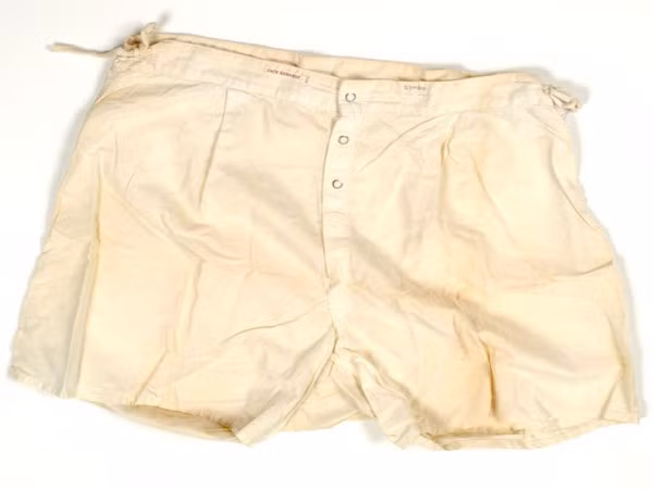 Chiếc quần sóc dành cho lực lượng hải quân Mỹ trong Chiến tranh Thế giới thứ 2 của cố tổng thống John Kenedy. Chiếc quần còn được khâu một nhãn có ghi Jack Kenedy. Nó được bán với giá 5.000 USD năm 2003.