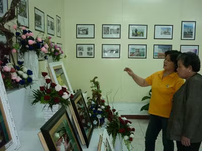 Nhiều người đến xem và mua hoa hồng sấy khô