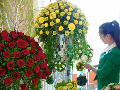 Điều đặc biệt, sau khi sấy khô hoa vẫn giữ được nguyên vẹn màu sắc tươi tự nhiên ban đầu nên sản phẩm này hiện đang được thị trường rất ưa chuộng. Giỏ hoa có giá cao nhất này được thiết kế sang trọng với đế đỡ bằng nhựa óng ánh, cao khoảng 2,5m. Một nhân viên bán hoa tại công ty này cho biết, chỉ tính riêng công đoạn cắm bình hoa trên đã mất hai ngày.