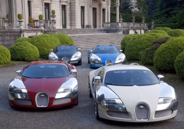 Là một siêu xe hàng đầu thế giới, nhưng dây chuyền lắp ráp của Bugatti Veyron tại Pháp chỉ được phụ trách bởi 25 người, và gần như không có sự xuất hiện của máy móc cũng như robot. Tất cả các công đoạn đều được làm thủ công.