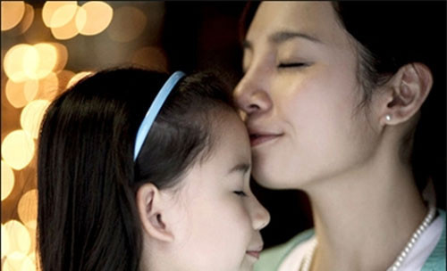 Hôn trẻ là hành động thể hiện sự yêu thương. Nhưng trong một số trường hợp thì hành động này cần được cấm kỵ. (Ảnh minh họa).