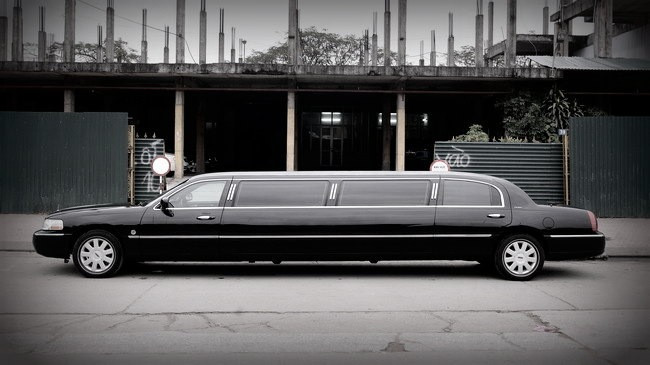 Nhắc đến Limousine mọi người sẽ đều nghĩ ngay đến một chiếc xe có đặc điểm nổi bật đầu tiên là thân dài và đi kèm với điều đó là sự xa xỉ, đắt tiền. Bạn có biệt thự, có quần áo thuộc loại đắt tiền và việc tậu cho mình một chiếc Limousine chắc chắn sẽ làm cho “thương hiệu” của bạn trở nên tên tuổi và được mọi người để ý hơn. Nhắc đến Limousine mọi người sẽ đều nghĩ ngay đến một chiếc xe có đặc điểm nổi bật đầu tiên là thân dài và đi kèm với điều đó là sự xa xỉ, đắt tiền. Bạn có biệt thự, có quần áo thuộc loại đắt tiền và việc tậu cho mình một chiếc Limousine chắc chắn sẽ làm cho “thương hiệu” của bạn trở nên tên tuổi và được mọi người để ý hơn.