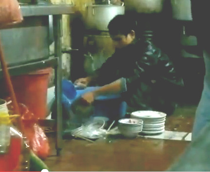 Người thanh niên này chỉ dùng gáo dội qua nước vào chiếc bát. Thậm chí để tiết kiệm nước và thời gian, người này còn bỏ qua vài chiếc. Ảnh từ clip. Người thanh niên này chỉ dùng gáo dội qua nước vào chiếc bát. Thậm chí để tiết kiệm nước và thời gian, người này còn bỏ qua vài chiếc. Ảnh từ clip.