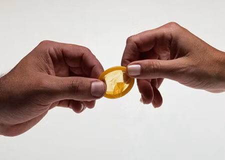 Ra ngoài, con 15 tuổi phải mang bao cao su. (Ảnh minh họa).