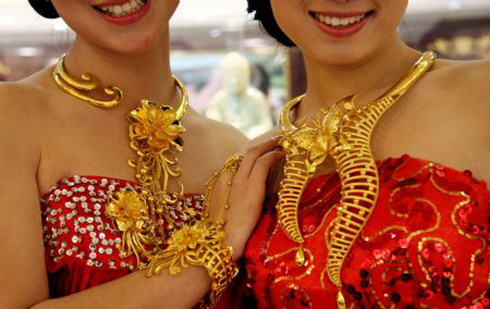 7. Các sản phẩm vàng trên thế giới được tái chế liên tục. Điều này có nghĩa là chiếc nhẫn hay cái vòng cổ mà bạn đang đeo, có thể từng là chứa đôi chút mẩu vàng từng chiễm chệ trên cổ một chiến binh La Mã hoặc người Inca nào đó cách đây hàng nghìn năm. Hay thỏi vàng mà bạn mua, có thể chứa một chiếc "răng vàng" của ai đó. Hiện nay, mỗi năm có ít nhất 15% lượng vàng tiêu thụ của năm được mang đi tái chế. 7. Các sản phẩm vàng trên thế giới được tái chế liên tục. Điều này có nghĩa là chiếc nhẫn hay cái vòng cổ mà bạn đang đeo, có thể từng là chứa đôi chút mẩu vàng từng chiễm chệ trên cổ một chiến binh La Mã hoặc người Inca nào đó cách đây hàng nghìn năm. Hay thỏi vàng mà bạn mua, có thể chứa một chiếc "răng vàng" của ai đó. Hiện nay, mỗi năm có ít nhất 15% lượng vàng tiêu thụ của năm được mang đi tái chế.