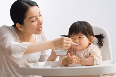 Việc dạy con cũng không phải đơn giản. Cứ hễ Lụa muốn phạt con là ông bà lại bênh cháu nói nó còn bé không biết gì, để dạy dần dần…