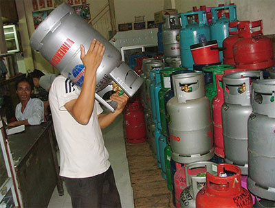 Gần đây nhất kể từ đầu tháng 2/2012, các công ty kinh doanh gas đồng loạt tăng giá gas bán lẻ trong nước thêm 42 nghìn đồng/bình 12kg, nâng giá mỗi bình gas lên mức 425 – 470 nghìn đồng/bình 12 kg. Ảnh minh họa. Gần đây nhất kể từ đầu tháng 2/2012, các công ty kinh doanh gas đồng loạt tăng giá gas bán lẻ trong nước thêm 42 nghìn đồng/bình 12kg, nâng giá mỗi bình gas lên mức 425 – 470 nghìn đồng/bình 12 kg. Ảnh minh họa.
