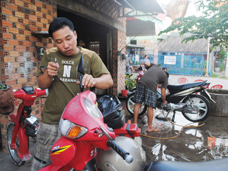 Người dân đổ xô đi lắp gương chiếu hậu (Ảnh minh họa: Báo Bình Dương)