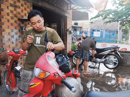 Người dân đổ xô đi lắp gương chiếu hậu (Ảnh minh họa: Báo Bình Dương)