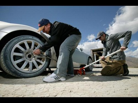 Lốp xe phải được thay với chi phí 70.000 USD và mất tới 55.000 USD cho bộ vành mới sau mỗi 16.000 km. Lốp xe phải được thay với chi phí 70.000 USD và mất tới 55.000 USD cho bộ vành mới sau mỗi 16.000 km.