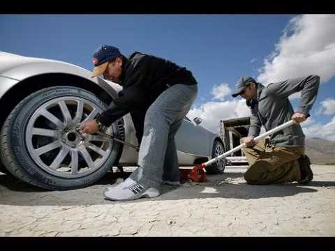 Lốp xe phải được thay với chi phí 70.000 USD và mất tới 55.000 USD cho bộ vành mới sau mỗi 16.000 km. Lốp xe phải được thay với chi phí 70.000 USD và mất tới 55.000 USD cho bộ vành mới sau mỗi 16.000 km.