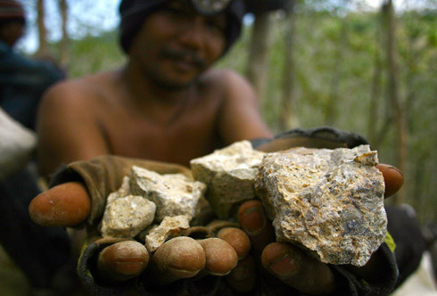 5. Hầu như mọi hòn đá hay cục đất nào trên thế giới này cũng đều chứa vàng. Tuy nhiên trong đại đa số trường hợp, lượng vàng quá ít không thể nhìn thấy bằng mắt thường và cũng không đủ để sinh lời nếu khai thác. 5. Hầu như mọi hòn đá hay cục đất nào trên thế giới này cũng đều chứa vàng. Tuy nhiên trong đại đa số trường hợp, lượng vàng quá ít không thể nhìn thấy bằng mắt thường và cũng không đủ để sinh lời nếu khai thác.