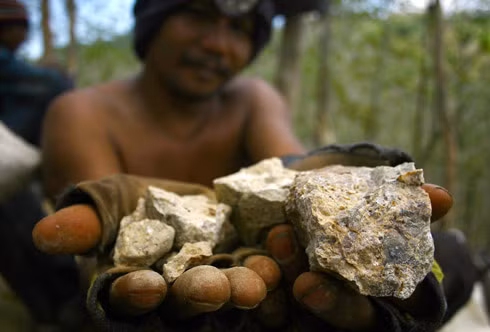 5. Hầu như mọi hòn đá hay cục đất nào trên thế giới này cũng đều chứa vàng. Tuy nhiên trong đại đa số trường hợp, lượng vàng quá ít không thể nhìn thấy bằng mắt thường và cũng không đủ để sinh lời nếu khai thác.