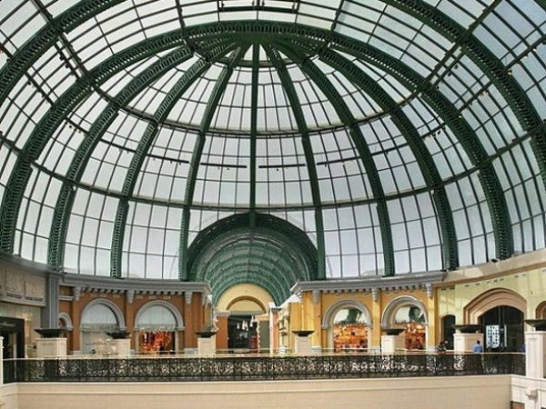 Bên trong Trung tâm thương mại Tiểu vương quốc Ả Rập này còn có hẳn một nhà hát kịch, 14 rạp chiếu phim, một khu spa và một chuỗi nhà hàng nổi tiếng thế giới.