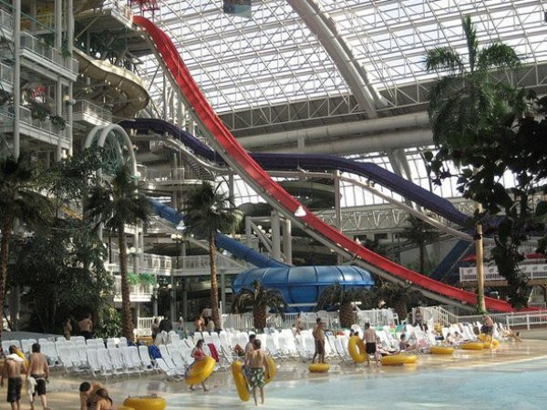 5. West Edmonton Mall (Mỹ) Nằm ở Edmonton, Alberta, đây là trung tâm thương mại lớn nhất ở Bắc Mỹ và lớn thứ tám trên thế giới. Bên trong khu mua sắm này có cả một công viên nước trong nhà rộng rãi.