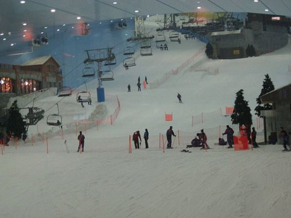 4. Mall Of The Emirates (Ả Rập) Khai trương vào năm 2005, Trung tâm thương mại đặt tại Dubai này là một khu resort giải trí và mua sắm. Nơi đây nổi tiếng với khu trượt tuyết trong nhà đầu tiên trên thế giới.