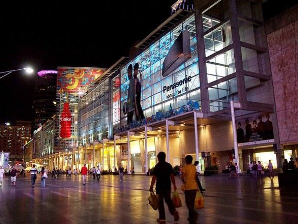 8. Centralworld (Thái Lan) CentralWorld tọa lạc tại thủ đô Bangkok (Thái Lan) là trung tâm mua sắm lớn thứ 5 trên thế giới. Điểm độc đáo của trung tâm thương mại này là có một hồ nước mặn trong nhà với những chú sư tử biển. Vào tháng 5/2010, Centralworld bị cháy trong các cuộc biểu tình chống chính phủ và tới tháng 9 mới mở cửa trở lại sau khi sửa chữa.