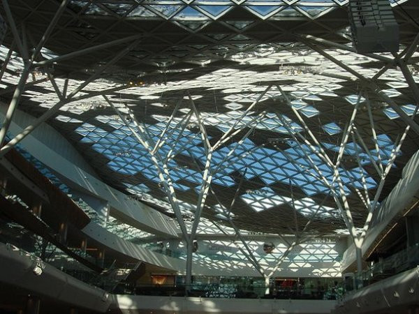 Trung tâm thương mại Westfield còn có 14 rạp chiếu phim, một trung tâm thể dục, trung tâm chăm sóc sắc đẹp và một thư viện. Ngoài ra, Westfield có 265 cửa hàng, 50 nhà hàng ăn uống và quán cà phê, hứa hẹn sẽ trở thành “thiên đường” mua sắm.