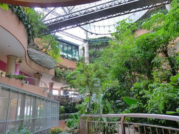 9. 1 Utama (Malaysia) Nằm ở Selangor (Malaysia), 1 Utamađwojc đánh giá là trung tâm thương mại lớn thứ tư trên thế giới. Điểm nhấn khu mua sắm này là có một khu vườn trên mái nhà lớn nhất Đông Nam Á, một hồ cá koi và một khu rừng nhiệt đới.