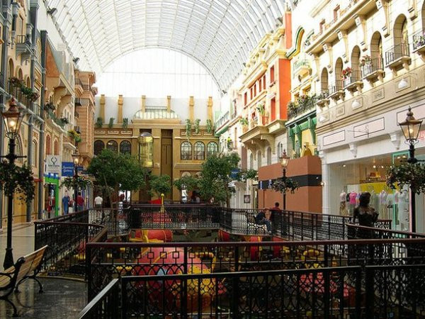 Cùng với khu vui chơi giải trí và sân trượt băng, một bể cá ngầm dưới lòng đất cũng là điểm nhấn đặc biệt của West Edmonton.