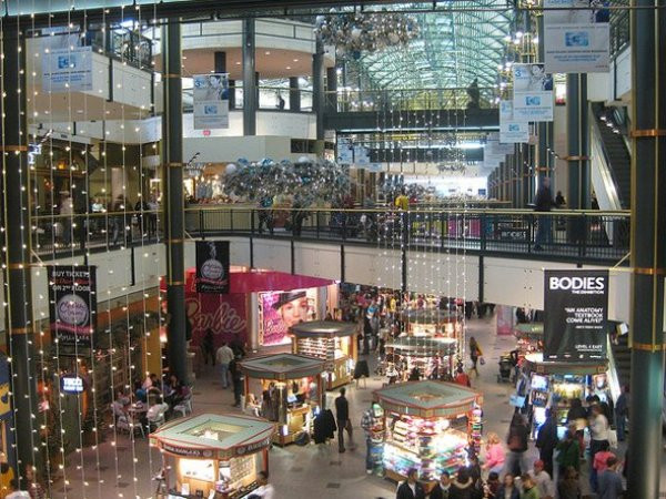 Megamall có hẳn một một lễ đường tổ chức đám cưới cực kỳ long lanh. Trong vòng 15 năm qua, trung tâm này đã mang lại hạnh phúc cho hơn 5.500 cặp tình nhân. Ngoài ra, nơi đây còn có một công viên vui chơi giải trí với tàu lượn siêu tốc, rạp chiếu phim, sân gôn, bể cá…