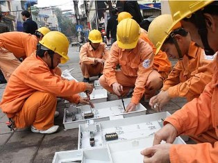 Mức lương thấp nhất mà Tập đoàn đang chi trả cho nhân viên là dưới 3 triệu đồng/tháng/người; cao nhất là Chủ tịch hội đồng thành viên EVN 51 triệu đồng/tháng.