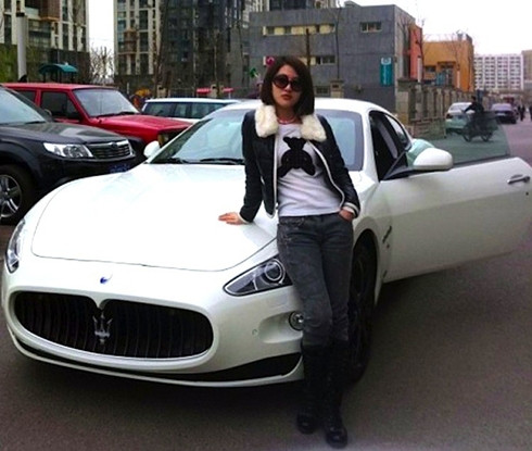 Meimei lôi chiếc Maserati trắng ra chưng diện. Meimei lôi chiếc Maserati trắng ra chưng diện.