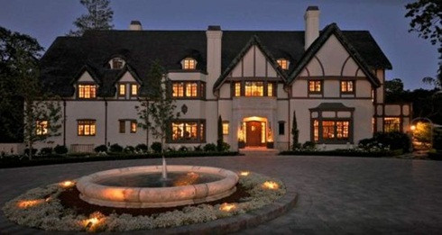 9. Sunnyridge Được xây dựng vào năm 1928 dưới bàn tay của nhà thiết kế tài danh Ralph Wyckoff, khu dinh thự này đã qua một lần tu sửa vào năm 2009. Khu nhà ở có diện tích hơn 1.300 m2 bao gồm 6 phòng ngủ, 11 phòng tắm cùng nhiều tiện nghi khác. Giá trị của dinh thự này vào khoảng 12 triệu đôla.